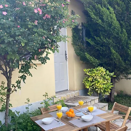 Chez Sabrina, A Paris La Defense, Maison Individuelle Qui Donne Sur Jardin *